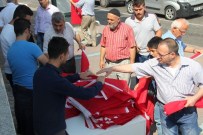 Vatandaşlara Türk Bayrağı Dağıtıldı