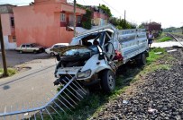 YOLCU TRENİ - Hemzemin Geçitte Kaza Açıklaması 3 Yaralı