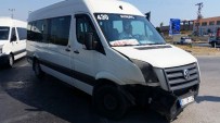 Manavgat'ta Tur Midibüsü İle Otomobil Çarpıştı Açıklaması 2 Yaralı