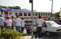 YOLCU TRENİ - Tren Hemzemin Geçitte Kamyonete Çarptı Açıklaması 3 Yaralı