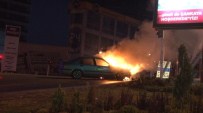 YÖN TABELASI - Yön Levhasına Çarpan Otomobil Yanmaya Başladı
