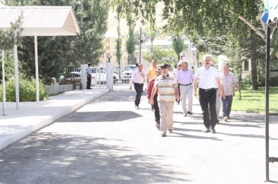 Kazada Annesini Kaybeden Vali Öztürk Taziyeleri Kabul Ediyor