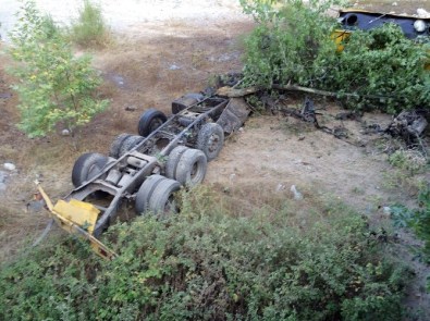 Adana'da Freni Boşalan Tır Otomobilleri Biçti