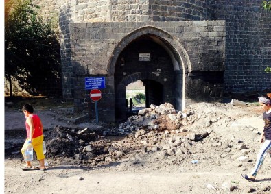 Teröristler hendek kazarken su borusunu patlattı