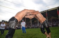 İSMAİL BALABAN - Tosya Yağlı Güreşlerinde Başpehlivanlık Güreşi Kıran Kırana Geçti