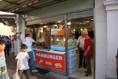 'Gerçek Hayırsever' Suriyeli Çocukların Yüzünü Güldürdü