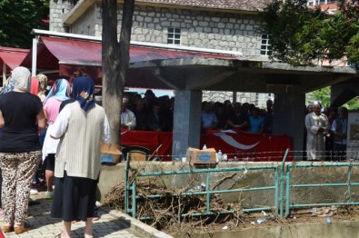 Sel Faciasında Hayatını Kaybedenler Toprağa Veriliyor