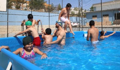 Tatile Gidemeyen Çocuklar Yüzerek Eğleniyor