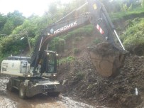 İSRAFİL KIŞLA - Trabzon Büyükşehir Belediyesi'nden Artvin'e Yardım Eli