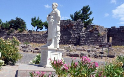 Aristo'nun Heykeli Tahrip Edildi