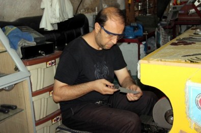 Bıçakçılar Kurbana Hazırlanıyor