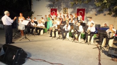 Burhaniye'de Körfez Gönül Dostları 1500 Kişiye Konser Verdi