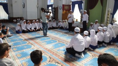 Burhaniye'de Kuran Okuyan Çocuklar Ödüllendirildi