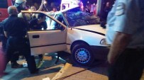 Kontrolünü Kaybeden Sürücü Aydınlatma Direğine Çarptı