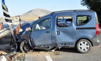KÜTAHYA LİSESİ - Kütahya'da Trafik Kazası Açıklaması 1 Ölü, 4 Yaralı