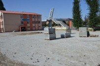 ZEKI ERGEZEN - Tatvan Belediyesi Okul Bahçelerine Parke Taşı Döşüyor