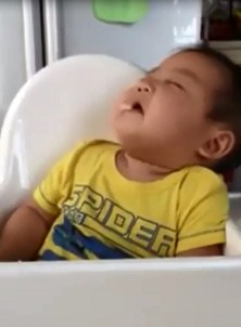 Uyku Ve Yemek Arasında Gidip Gelen Çocuk Gülümsetti