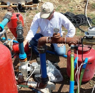 Bahçesini Cep Telefonuyla Sulayıp Gübreliyor