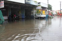SEBZE HALİ - Çarşamba'da Şiddetli Yağış