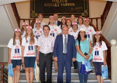 Gönüllü Turizm Elçileri Vali Amir Çiçek'i Ziyaret Etti