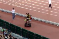 USAIN BOLT - Kameraman Usain Bolt'u Böyle Düşürdü