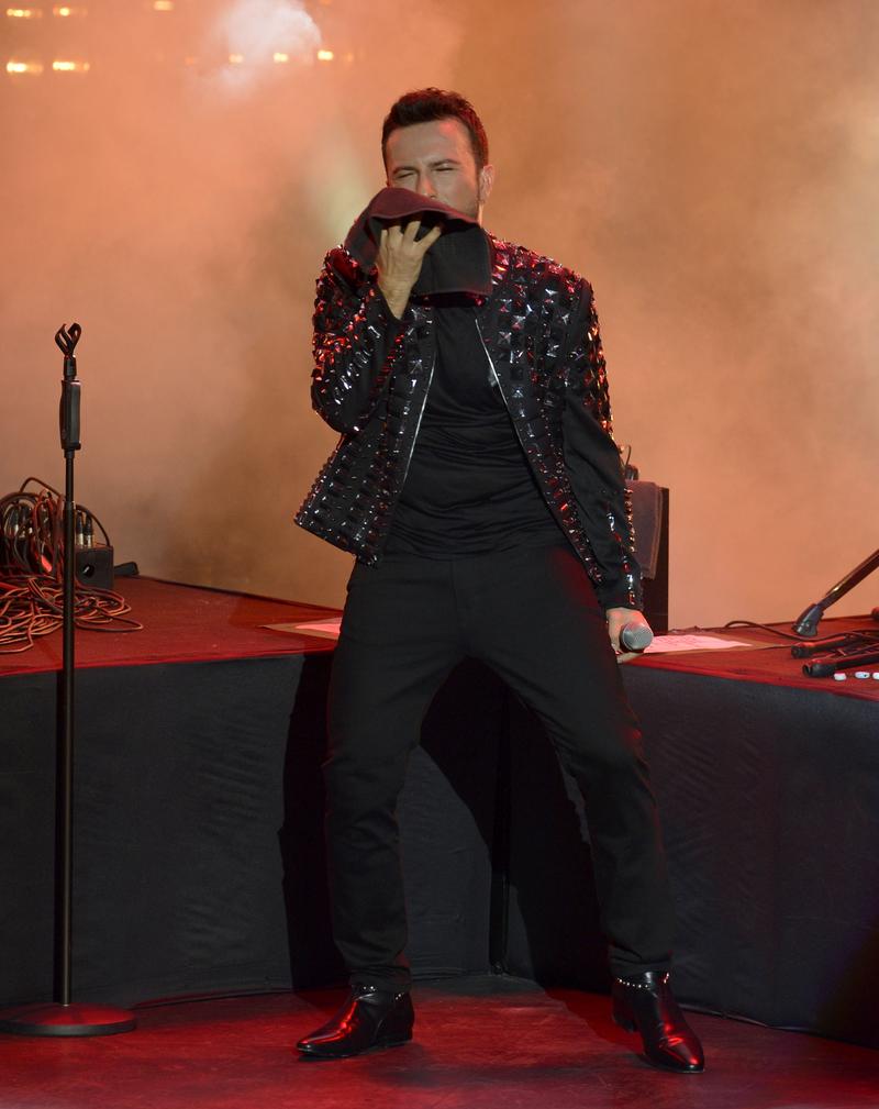 Tarkan Açıkhava'da türkü söyledi