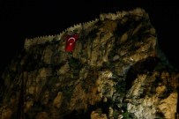 AFYONKARAHİSAR VALİLİĞİ - AKUT 226 Metre Yükseklikteki Tarihi Karahisar Kalesine Dev Türk Bayrağı Astı