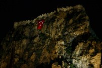 AFYONKARAHİSAR VALİLİĞİ - AKUT, Karahisar Kalesi'ne Dev Türk Bayrağı Astı!