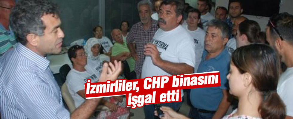 İzmir'de mahalleli CHP il binasına işgal etti