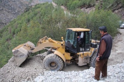 Sel Sularının Kapatığı Köy Yolları Ulaşıma Açıldı