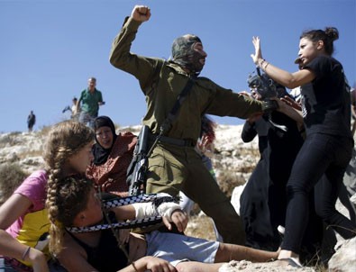 İsrail askeri çocukları coplarla dövdü