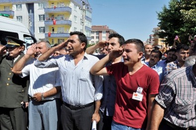 Kardeşleri Şehidi Asker Selamı İle Karşıladı