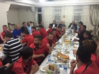 YUSUF İZZET KARAMAN - Kaymakam Karaman Sarıkamış Belediyesporlu Futbolcularla Yemekte Bir Araya Geldi