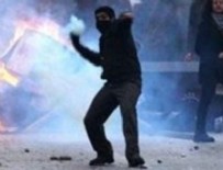 KORSAN GÖSTERİ - Polise atmak istediği patlayıcı elinde infilak etti