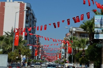 Turgutlu Belediyesi Sokakları Türk Bayrakları İle Donattı