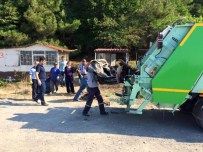 Belediye Personeli Elleriyle İlçeyi Temizledi