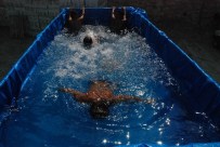 MEHMET AKDAĞ - İşçilerin Kamyonet Kasasında Havuz Keyfi