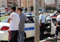 SELAHATTIN EYYUBI - Diyarbakır'da Polis Aracına Saldırı Açıklaması 1 Şehit, 1 Yaralı