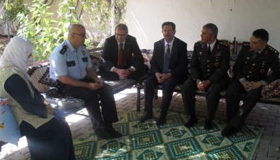 Kaymakam Şehit Annesini Ziyaret Etti