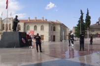 SÜLEYMAN TAPSıZ - Polislere Çelenk Sunumunda 'Selamı Geç Verdin' Cezası