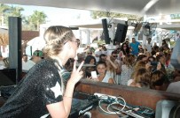 YALıKAVAK - Serdar Ortaç'ın Eşi Chloe İş Başı Yaptı