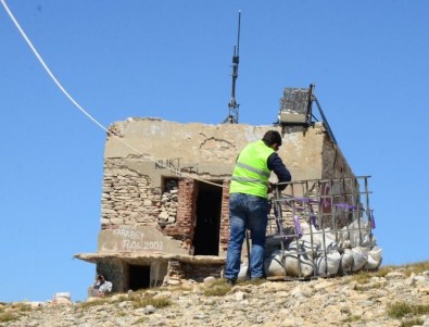 Uludağ'ın Zirvesindeki Dağcıların Sığınma Evine Helikopterli Onarım