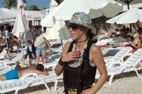 YALıKAVAK - Hande Yener, Serdar Ortaç İle Düet Yapacak