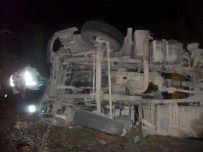 HAFRİYAT KAMYONU - Otomobil İle Kamyon Çarpıştı Açıklaması 3 Yaralı