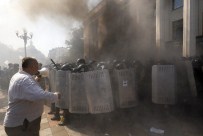 Ukrayna Parlamentosu Önünde Çatışma Açıklaması 1 Ölü, 100 Yaralı