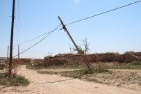 Yunak'ta Telefon Direkleri Tehlike Saçıyor