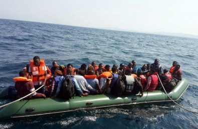 Ege Denizi'nde Son 4 Günde Bin Kaçak Göçmen Kurtarıldı