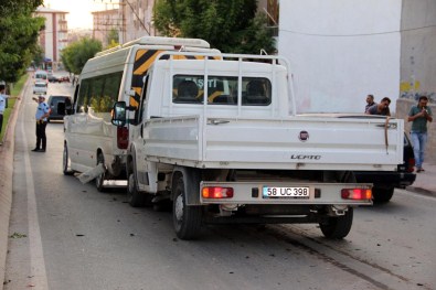 Sivas'ta Kamyonet Servis Minibüsüne Çarptı Açıklaması 8 Yaralı