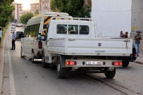 HUZUR MAHALLESİ - Sivas'ta Kamyonet Servis Minibüsüne Çarptı Açıklaması 8 Yaralı