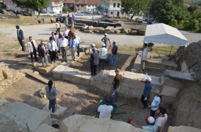 Vali Fidan Ve Başkan Keleş Kazı Alanında